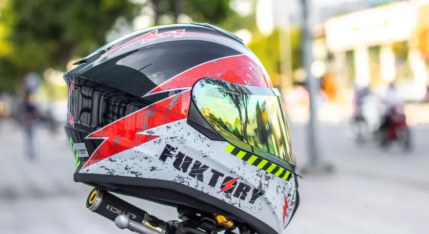 Kask motocyklowy: Jak wybrać idealny? Norma ECE 22.06 i dopasowanie
