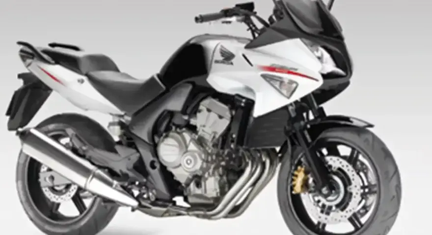 Sportowy motocykl Honda CBF 600 w kolorze białym i czarnym. Poznaj jego honda cbf 600 dane techniczne.