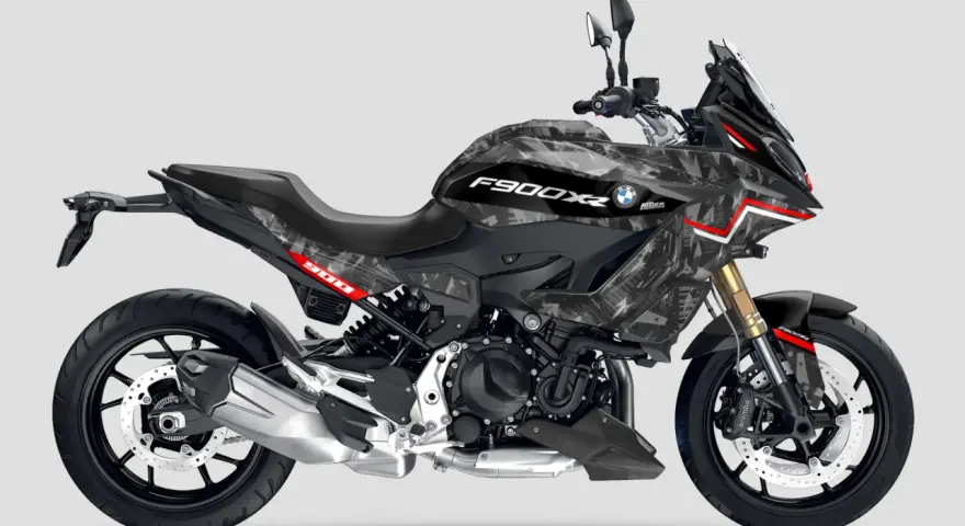 Motocykl BMW F900XR w unikalnym kamuflażowym malowaniu.