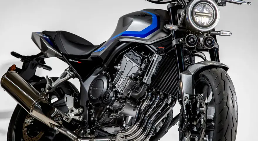 Stylowy motocykl Honda CB400 w kolorze szaro-niebieskim, z widocznym silnikiem i wydechem.