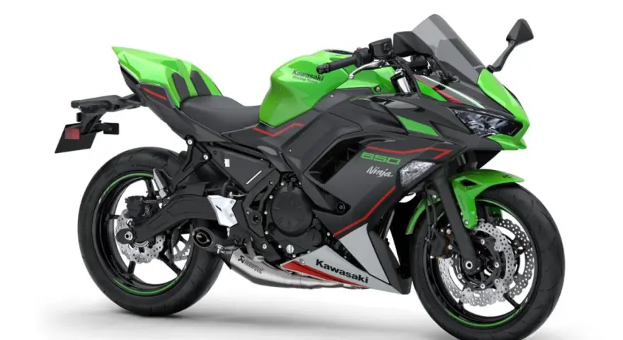 Zielony Kawasaki Ninja 650 z czarnymi akcentami i napisem "650 Ninja". Sprawdź kawasaki ninja 650 dane techniczne.