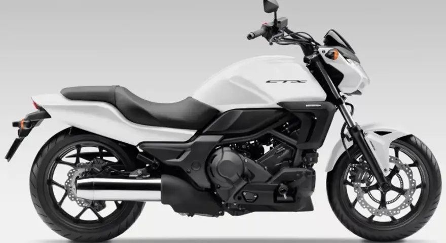 Biały motocykl Honda CTX z czarnym siedzeniem i detalami. Nowoczesny design, gotowy na każdą drogę.