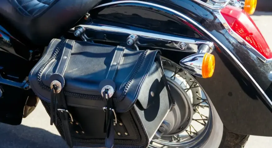 Montaż sakw motocyklowych: Krok po kroku do bezpiecznej jazdy