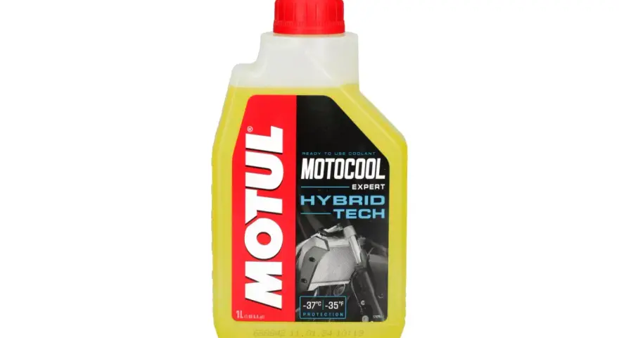 Olej motocyklowy do samochodu? Ekspert radzi: NIE!