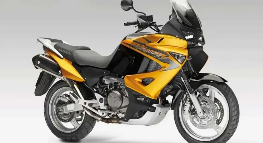 Złoty motocykl Honda Varadero 1000, gotowy na przygodę. Dane techniczne tego turystycznego potwora zachęcają do podróży.