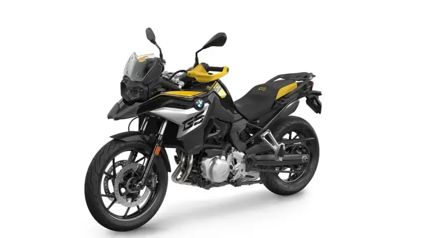 Czarno-żółty motocykl BMW F750GS gotowy na przygodę.