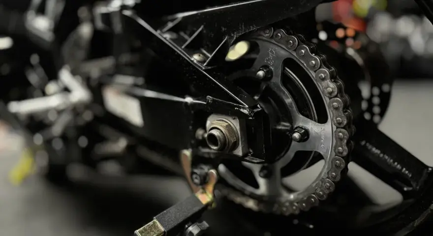 Czyszczenie łańcucha motocyklowego: Jak nie zniszczyć uszczelnień?