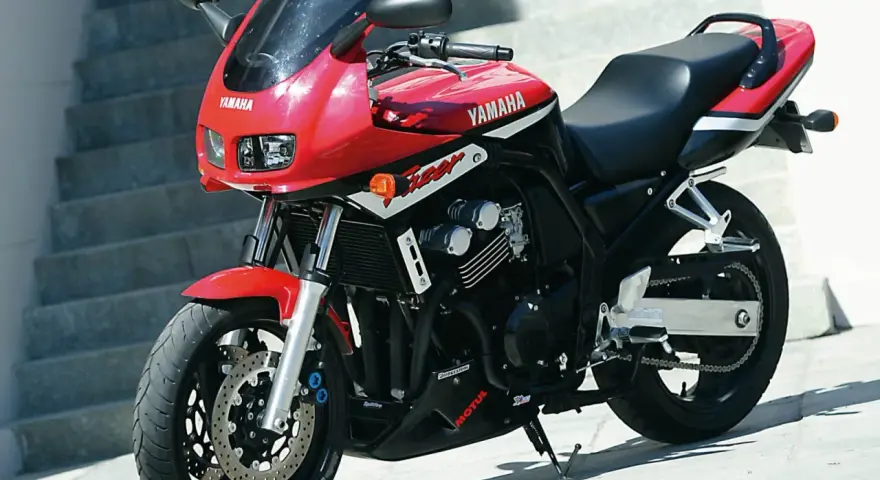 Czerwony motocykl Yamaha Fazer 600. Poznaj jego dane techniczne i poczuj wolność na drodze.