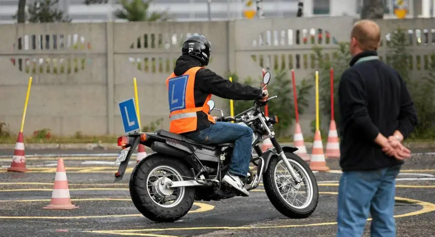 Motorower: Definicja, Prawo Jazdy, Obowiązki. Czy to dla Ciebie?