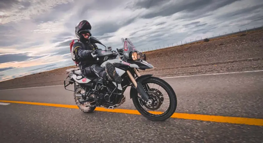 Motocyklista na BMW GS 800, mimo potencjalnych wad, cieszy się jazdą po pustej drodze.