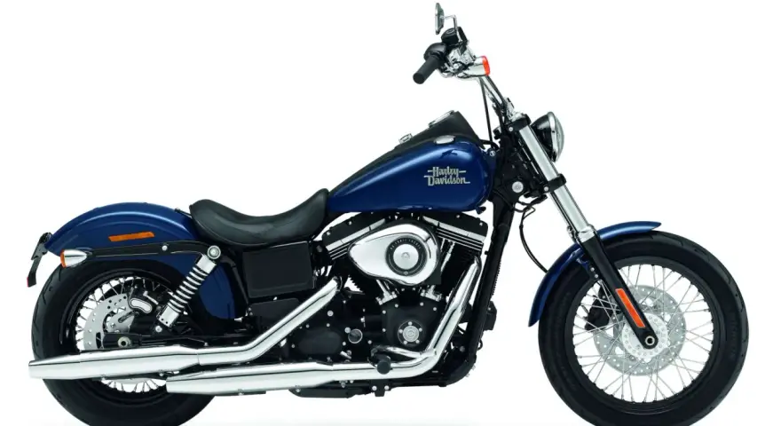Granatowy Harley-Davidson Dyna Street Bob gotowy na podbój ulic. Klasyczny styl i moc.
