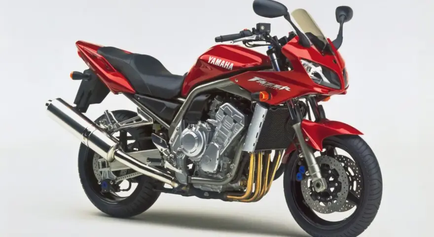 Czerwony motocykl Yamaha Fazer 1000, z widocznym silnikiem i wydechem. Choć piękny, warto pamiętać o jego potencjalnych wadach.