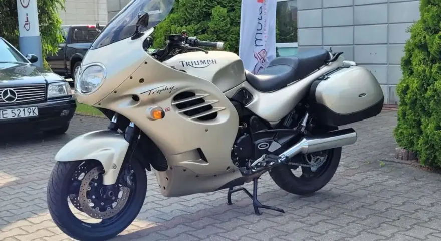 Złoty motocykl Triumph Trophy 1200, gotowy do podróży. Dane techniczne tego klasyka są imponujące.