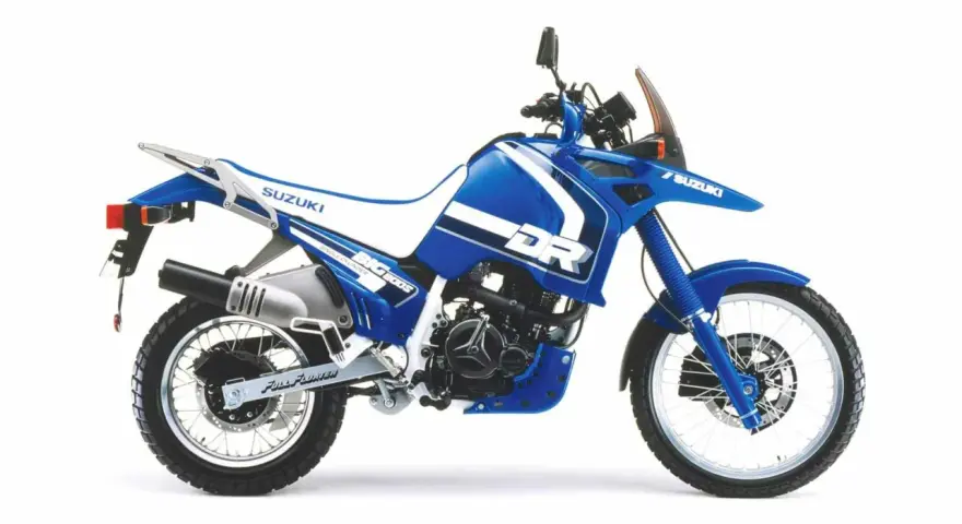Niebieski motocykl Suzuki DR 800 BIG. Dane techniczne tego modelu to potężny silnik i terenowe możliwości.