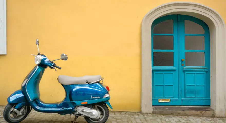 Jak wygląda motorower? Odróżnij go od skutera i wybierz swój!