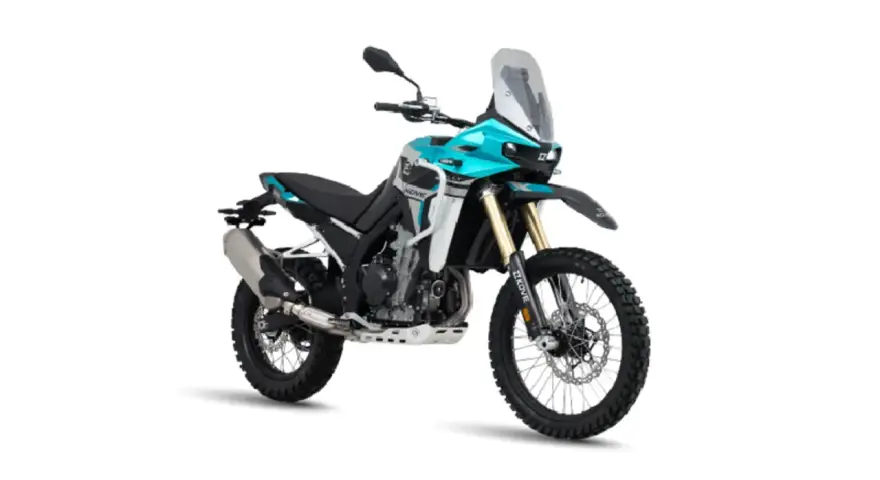 Turkusowy motocykl Kove 800X Rally gotowy na przygodę.