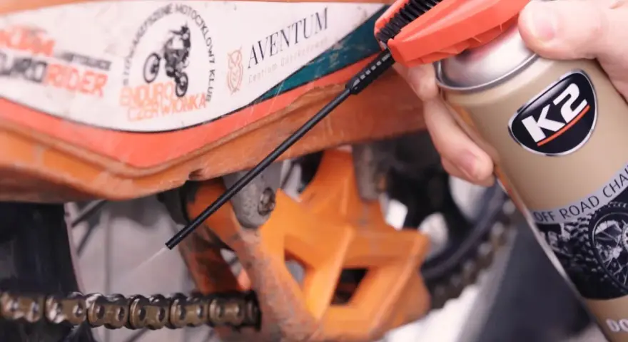 Perfekcyjne smarowanie łańcucha motocyklowego: Czy robisz to dobrze?