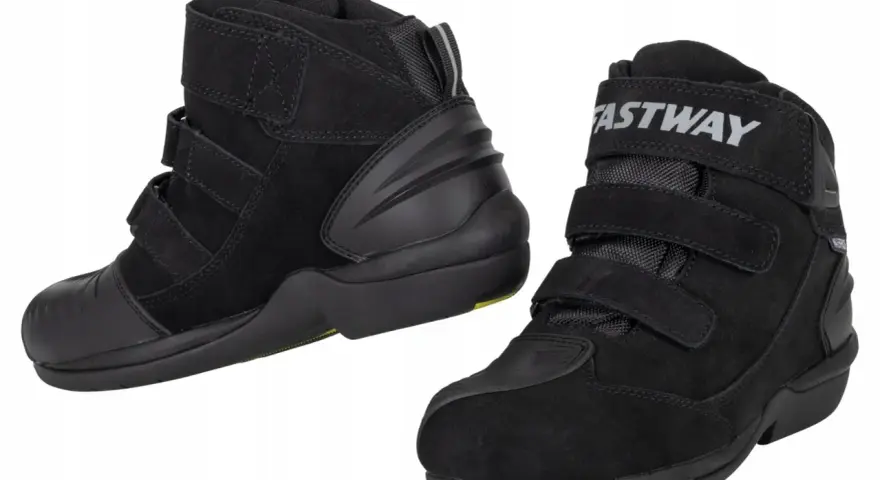 Czarne buty motocyklowe turystyczne Fastway z rzepami i wzmocnieniami.