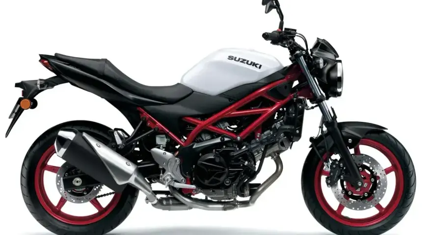 Biały motocykl Suzuki SV 650 z czerwonym stelażem, idealny do miasta. Poznaj suzuki sv 650 dane techniczne.