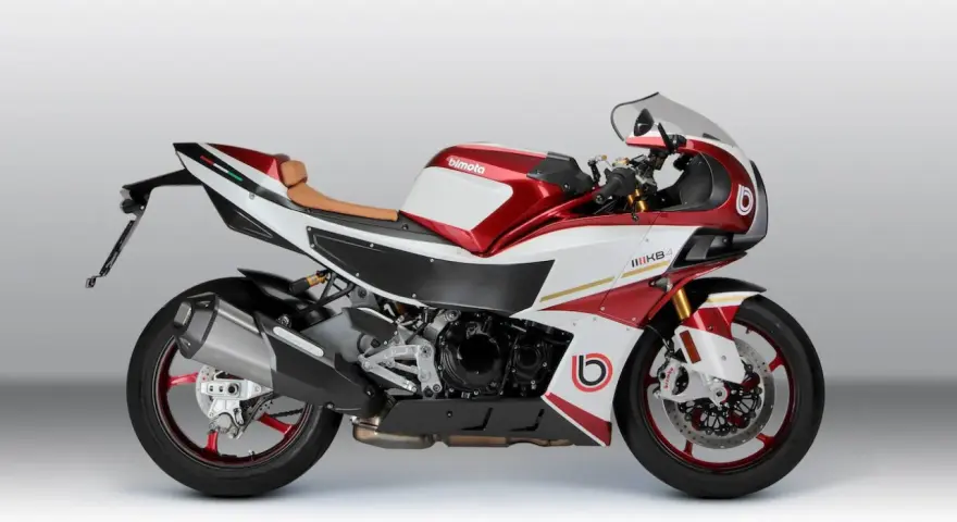 Elegancki motocykl Bimota KB4 w kolorze białym i czerwonym z brązowym siedzeniem, gotowy do jazdy.