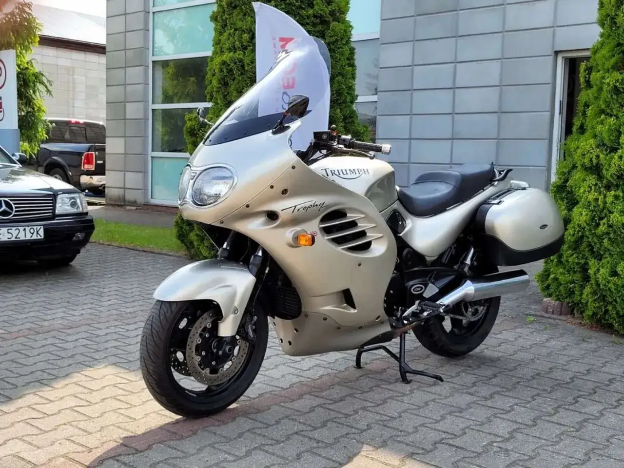 Złoty motocykl Triumph Trophy 1200, gotowy do podróży. Poznaj jego triumph trophy 1200 dane techniczne i ruszaj w drogę!