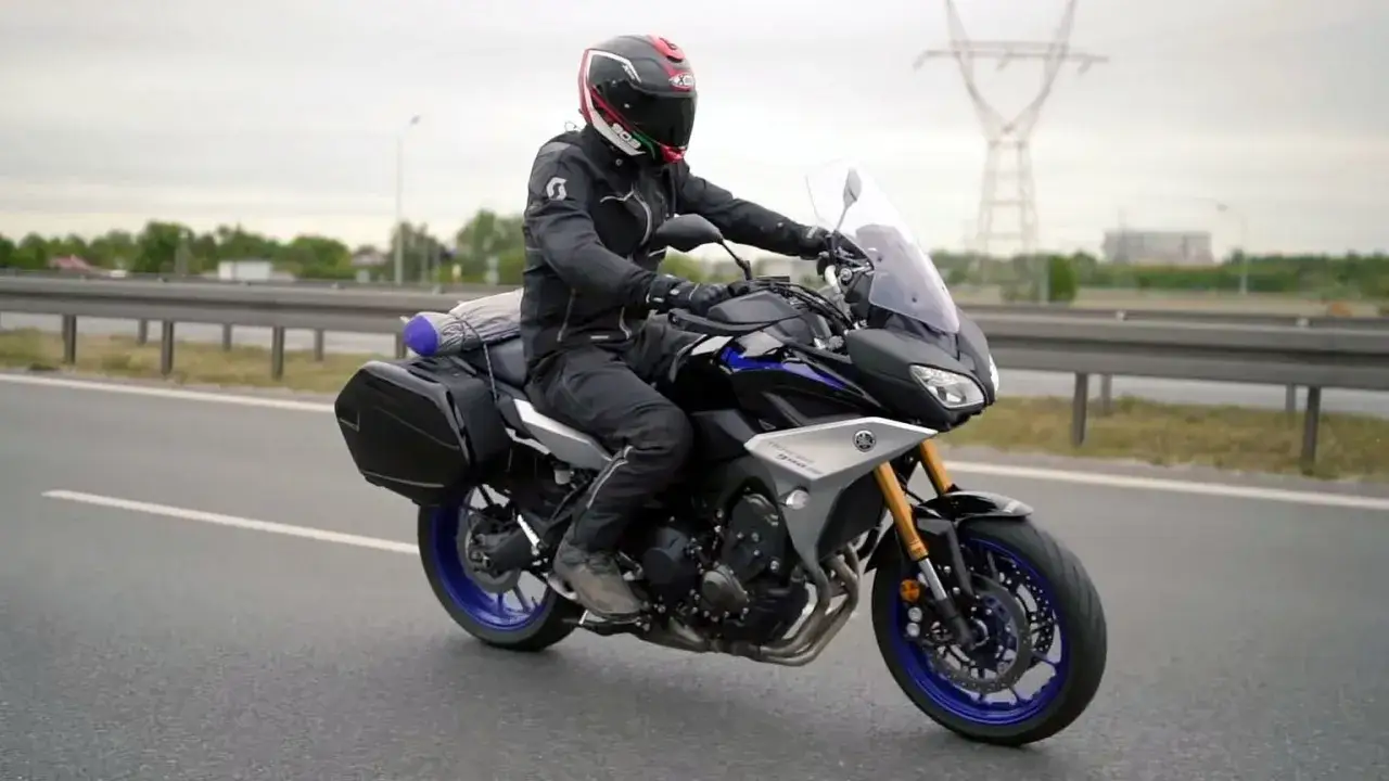 Motocyklista na Yamaha Tracer 900 z kuframi, gotowy na podróż. Dane techniczne tego modelu sprawiają, że jest idealny na długie trasy.