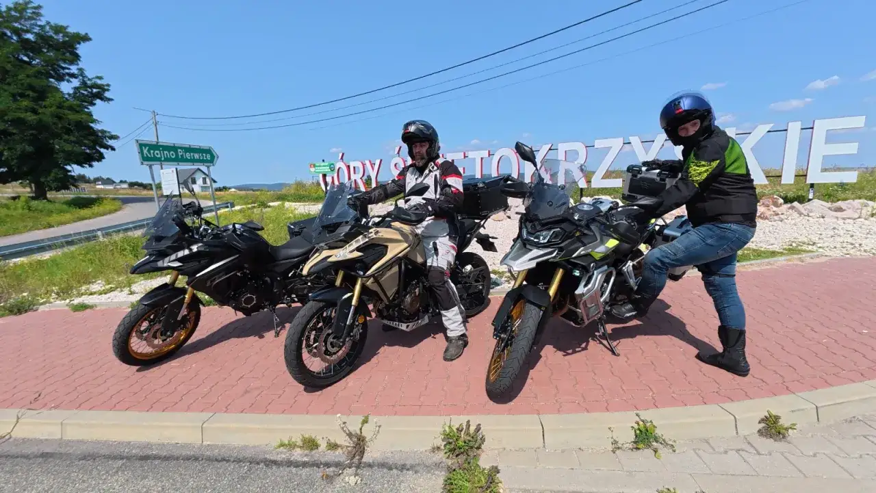 Motocyklista na krętej drodze w górach świętokrzyskich