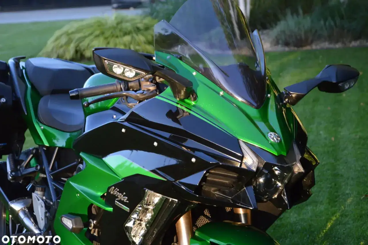Błyszczący zielono-czarny Kawasaki Ninja H2 z ostrymi liniami i agresywnym wyglądem, gotowy do jazdy.