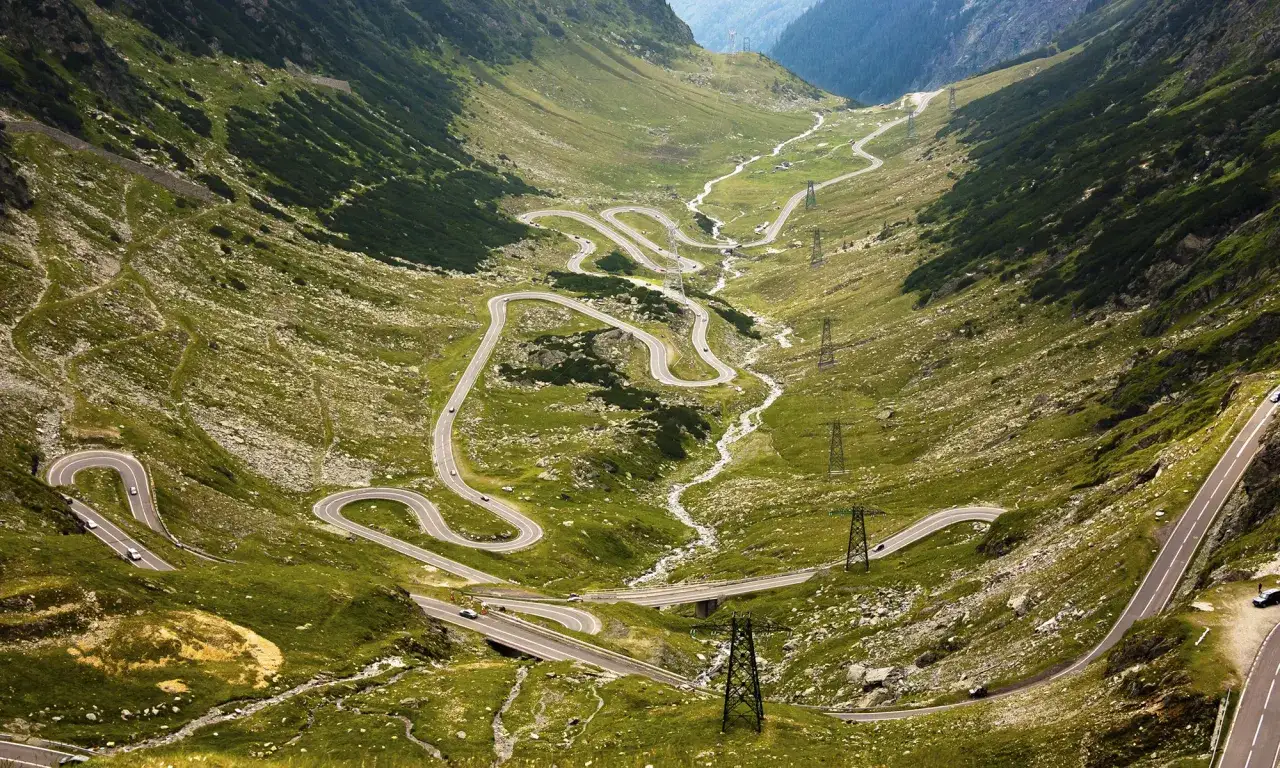 Transalpina, droga ponad chmurami, motocykl na pierwszym planie
