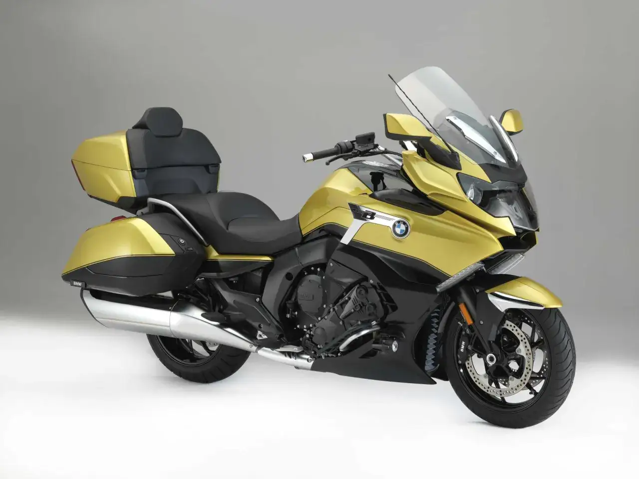 Złoty motocykl BMW K1600GTL z kuframi i podparciem dla pasażera. Dane techniczne tego modelu są imponujące.
