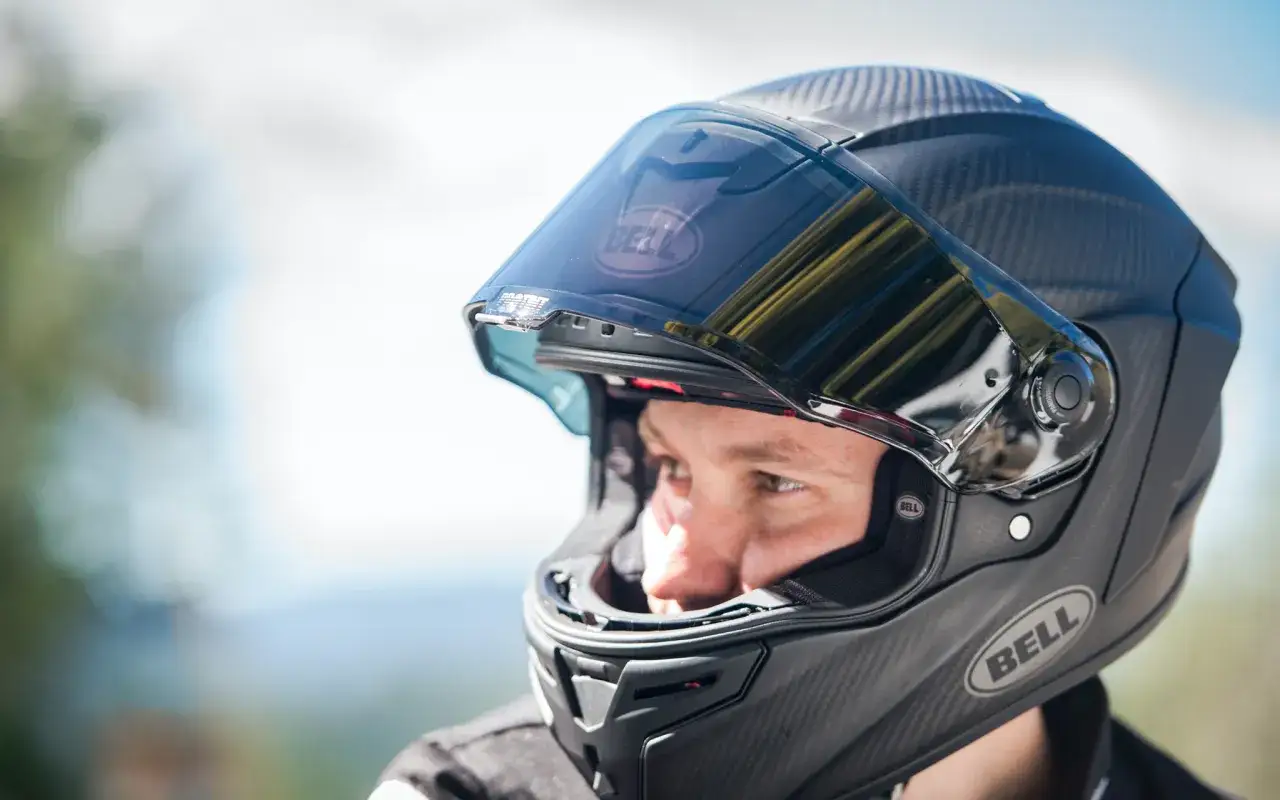 Motocyklista w dobrze dopasowanym kasku, bezpieczeństwo