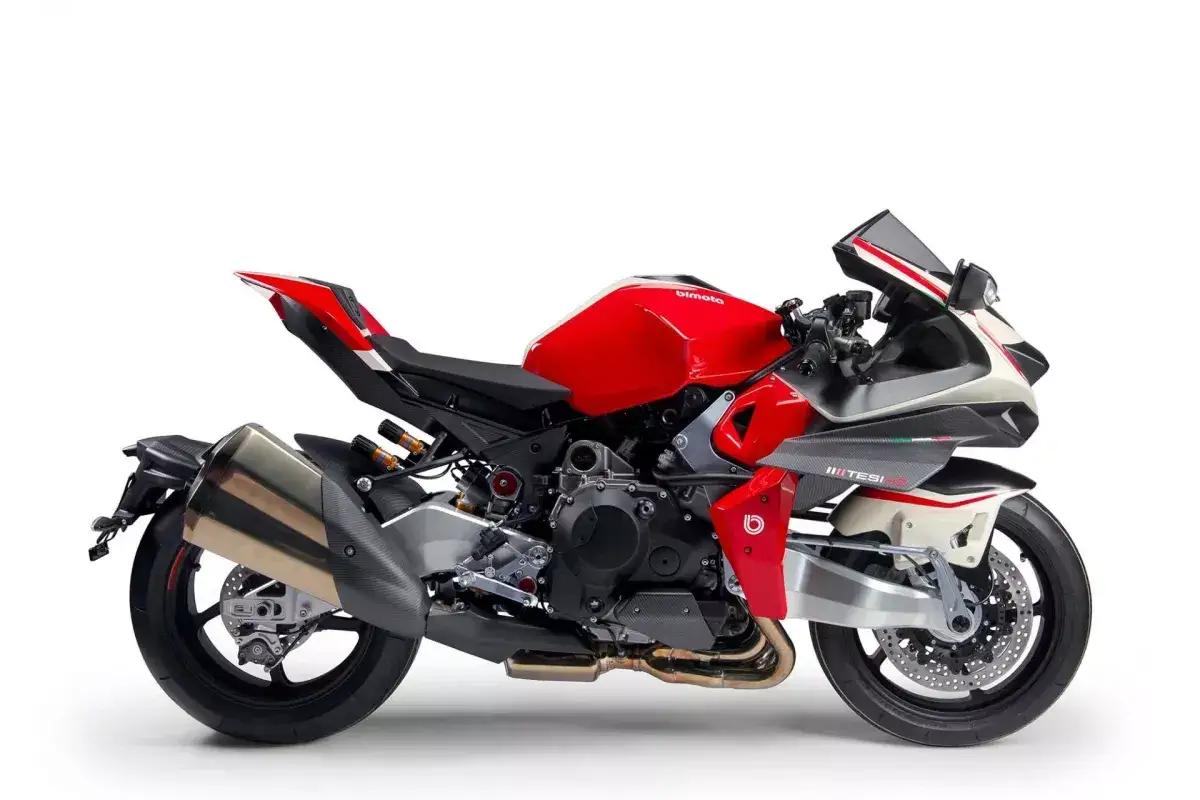 Czerwono-biały motocykl Bimota Tesi H2 z karbonowymi elementami, prezentujący futurystyczny design i zaawansowaną technologię.