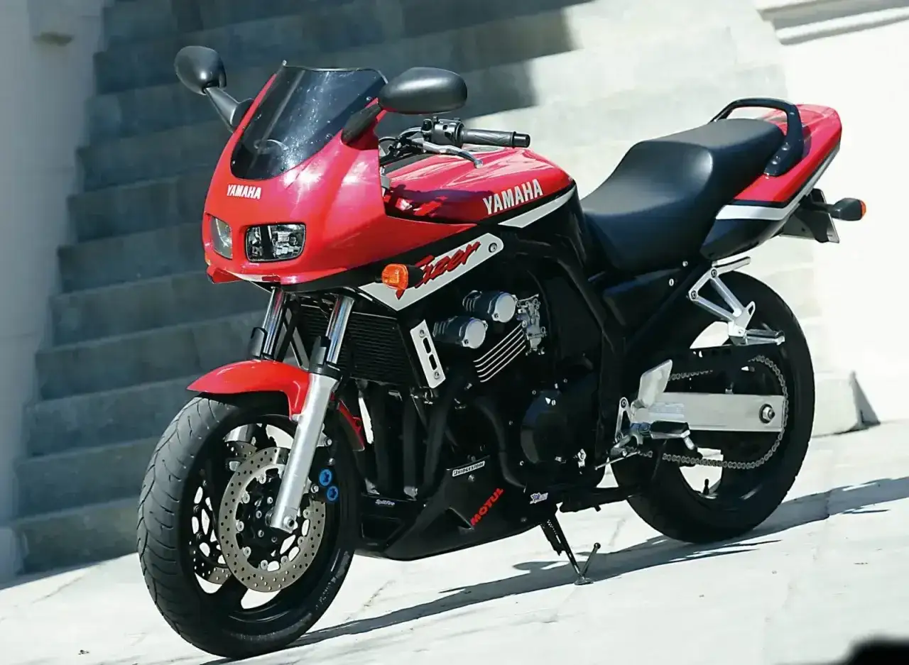 Czerwony motocykl Yamaha Fazer 600, idealny do miasta i na trasy. Poznaj jego dane techniczne i poczuj wolność na drodze!
