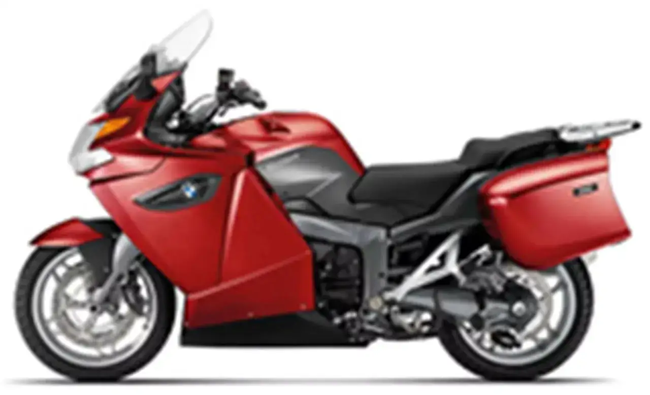 Czerwony motocykl turystyczny BMW K1300 z kuframi, gotowy na dalekie podróże.