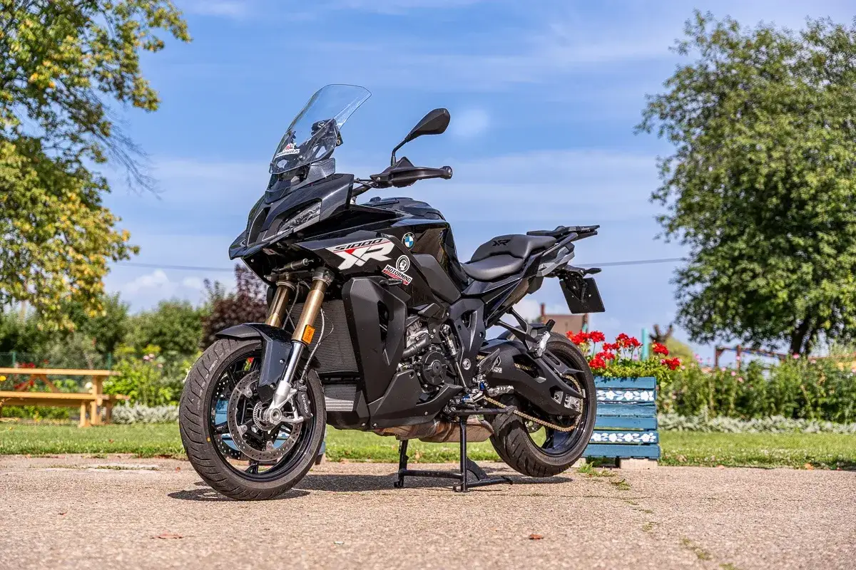 Czarny motocykl BMW S1000 XR na postoju. Warto sprawdzić jego dane techniczne, by poznać możliwości tej maszyny.