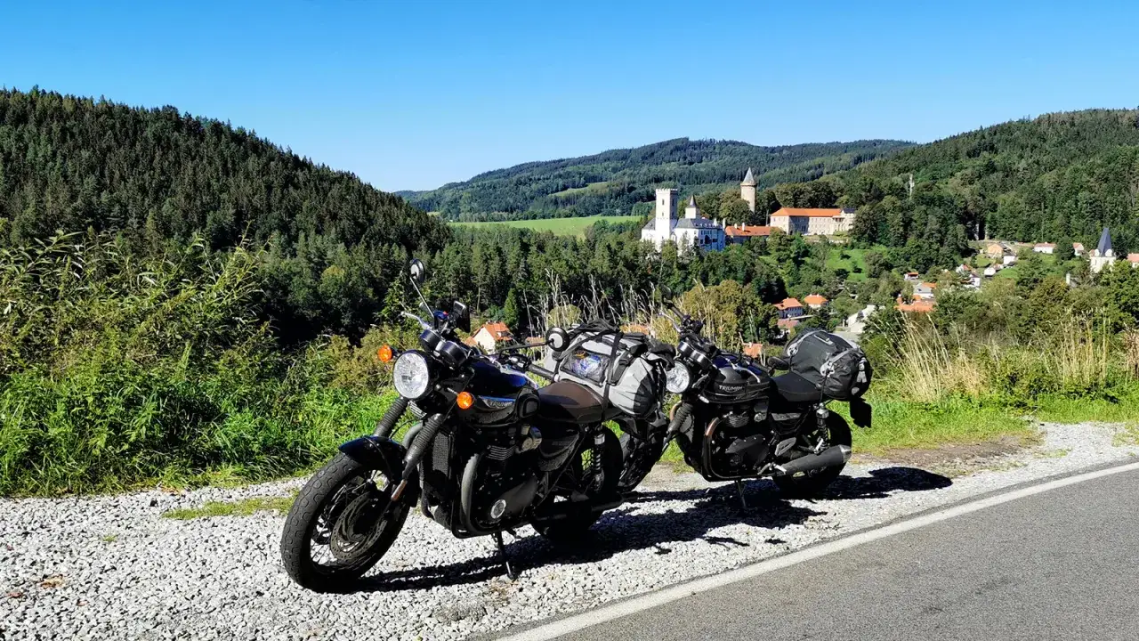 Motocykl w czeskich g&oacute;rach