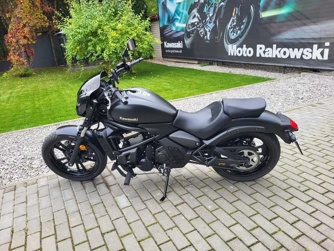 Czarny Kawasaki Vulcan S 650, idealny do miasta i na trasy. Sprawdź kawasaki vulcan s 650 dane techniczne.