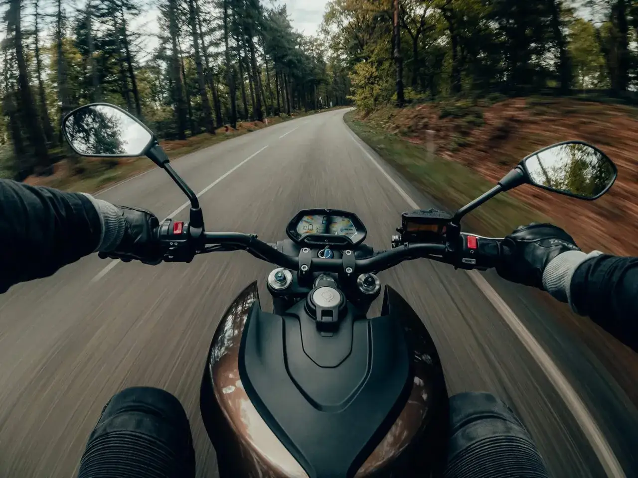 Motocyklista na krętej drodze w Bieszczadach