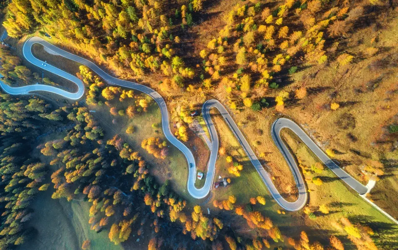 Motocyklista na polskiej drodze, piękny krajobraz