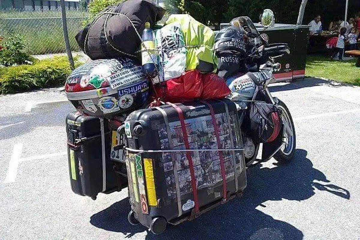 Motocykl z różnymi systemami bagażowymi