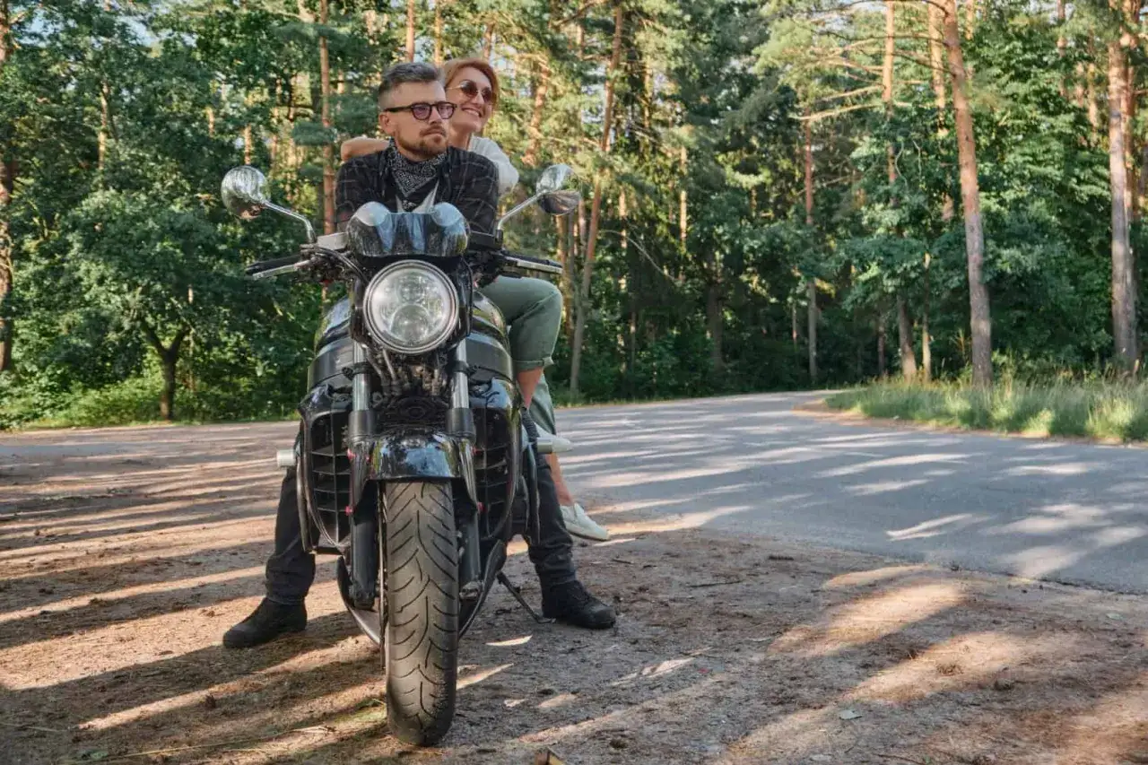 Motocyklista na malowniczej drodze w Polsce