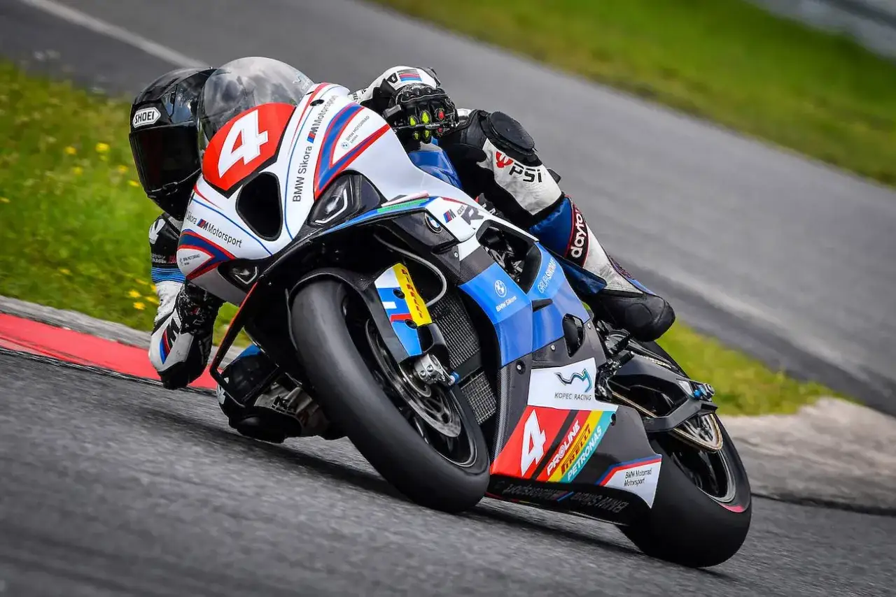 Motocyklista na torze ściga się na BMW M1000RR z numerem 4.