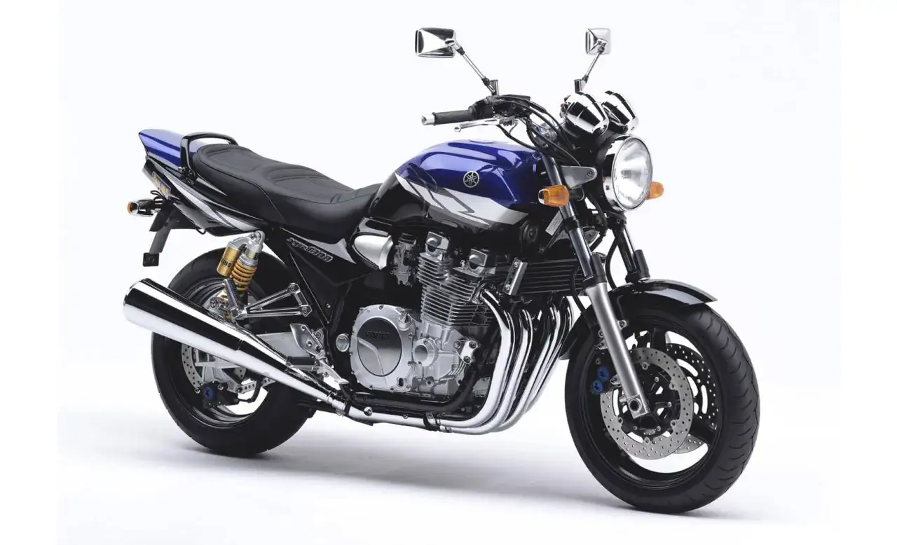 Klasyczny motocykl Yamaha XJR 1300 w kolorze niebiesko-czarnym. Poznaj jego yamaha xjr 1300 dane techniczne.