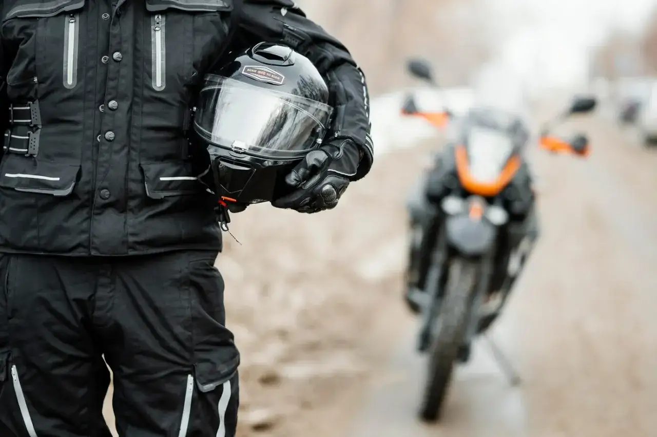 Motocyklista dokonujący wyboru ochraniaczy