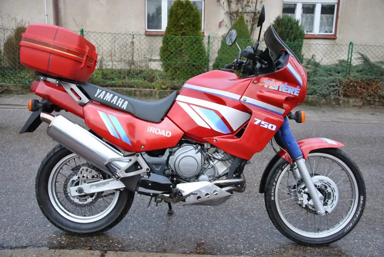 Czerwony motocykl Yamaha XTZ 750 Super Ténéré z kufrem. Poznaj jego dane techniczne i możliwości terenowe.