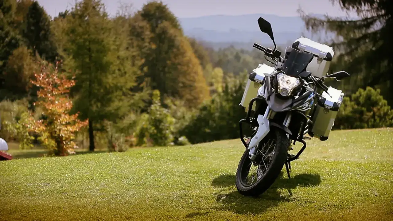Motocykl Romet ADV 250 z kuframi, gotowy na przygodę. Poznaj jego romet adv 250 dane techniczne i ruszaj w drogę!