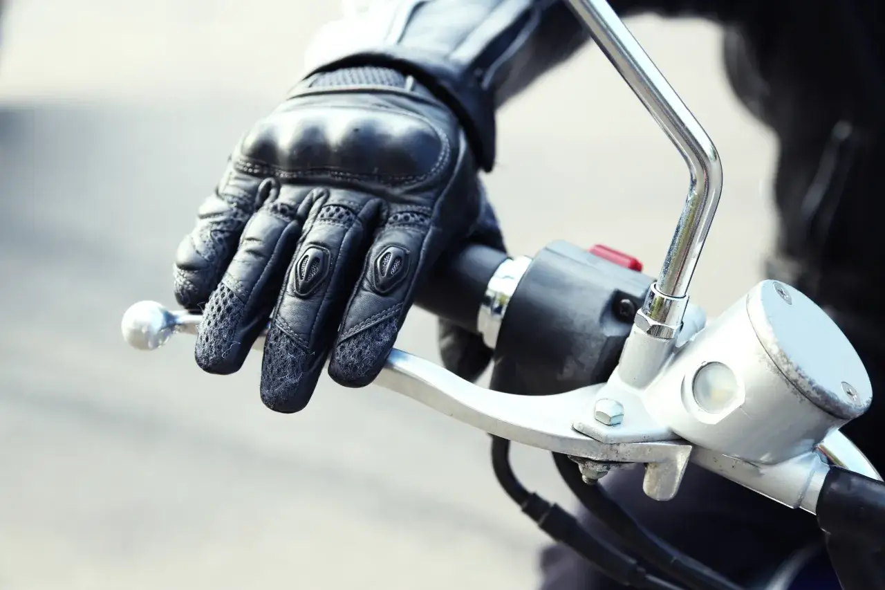 jak zmierzyć dłoń do rękawiczek motocyklowych