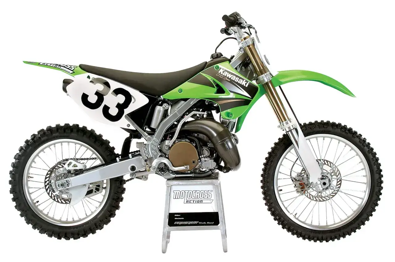 Zielony motocykl Kawasaki KXF 250 na stojaku, gotowy do jazdy. Poznaj kawasaki kxf 250 dane techniczne.
