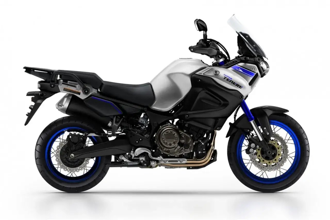 Srebrno-czarny motocykl Yamaha Super Tenere 1200 z niebieskimi akcentami. Poznaj jego dane techniczne i możliwości terenowe.