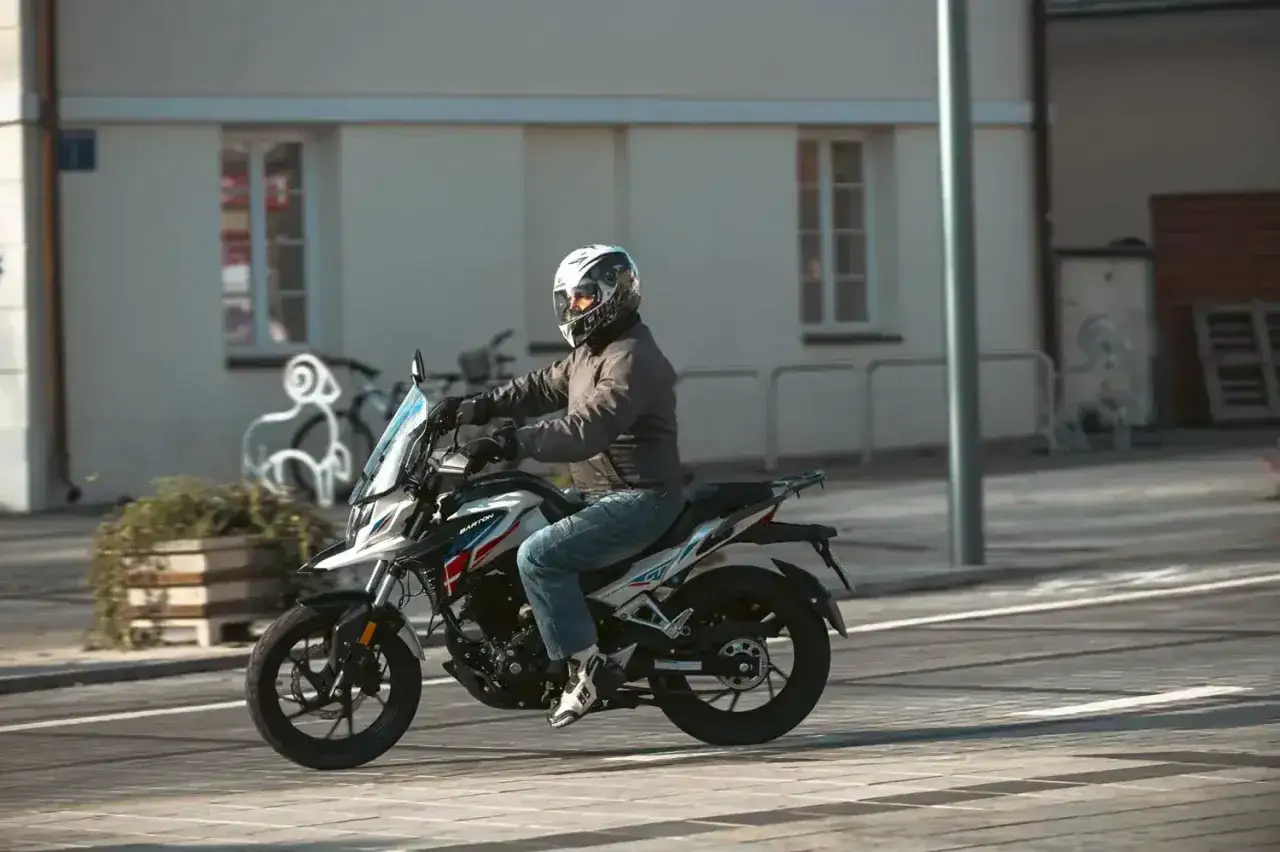 Mężczyzna na motocyklu Barton. Czy to dobry motocykl na 190 wzrostu? Jazda po mieście.